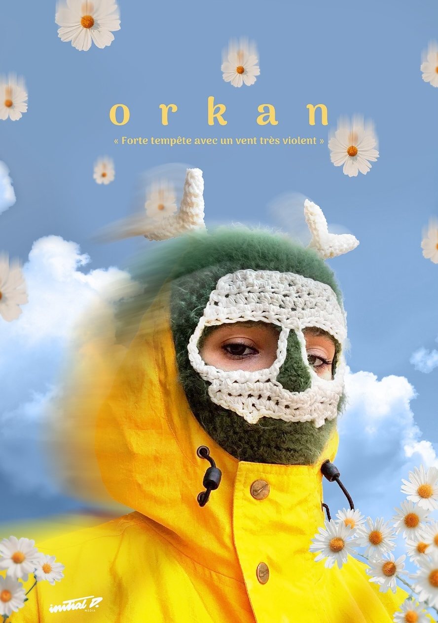 Poster „orkan“ – Person mit gehäkelter Sturmhaube in gelber Regenjacke zwischen Gänseblümchen